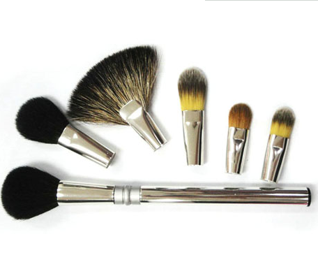 哪些化妝用品需要放冰箱保存？