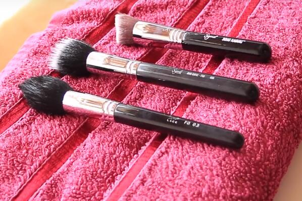 專業(yè)化妝刷和普通化妝刷哪個更省錢？