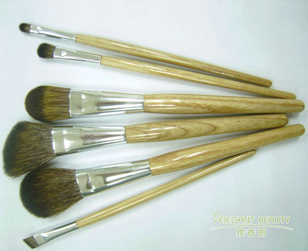 如何根據季節(jié)變化選擇合適的化妝刷材質？