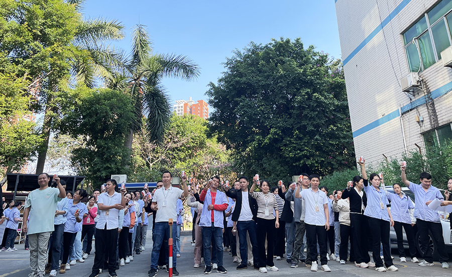 ”聚力同行 繩彩飛揚“~拔河比賽在雅香麗人的一聲聲吶喊助威中圓滿結(jié)束！